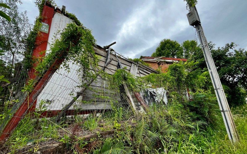 Casa do Imigrante está com parte da estrutura desabada desde março de 2019