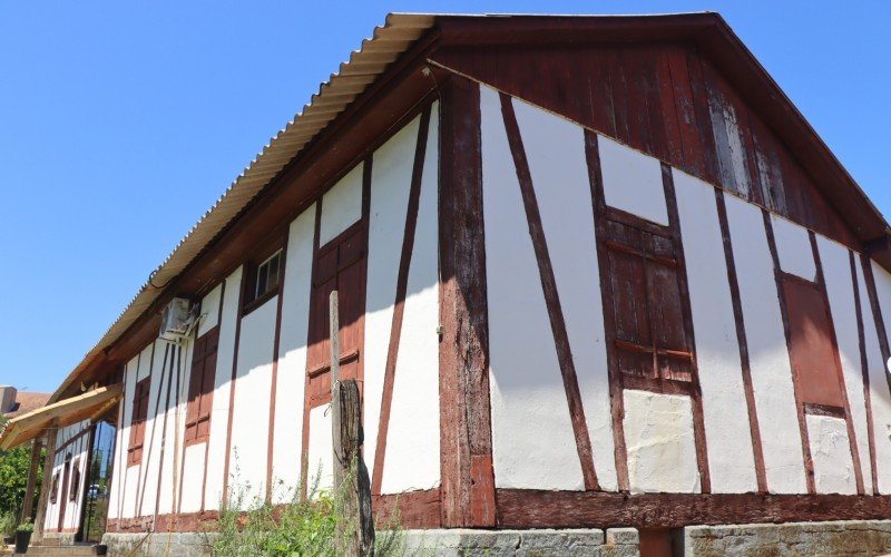 Casa Fröhlich (do Sapateiro) preserva a estrutura original do comércio com duas pequenas janelas na frente da moradia para atender os clientes | abc+