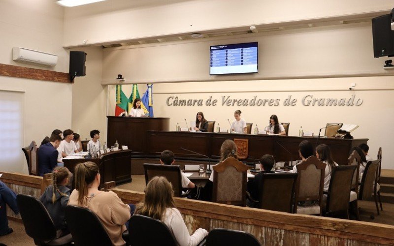 Jovens apresentam 22 proposições na última sessão ordinária do Parlamento Mirim 