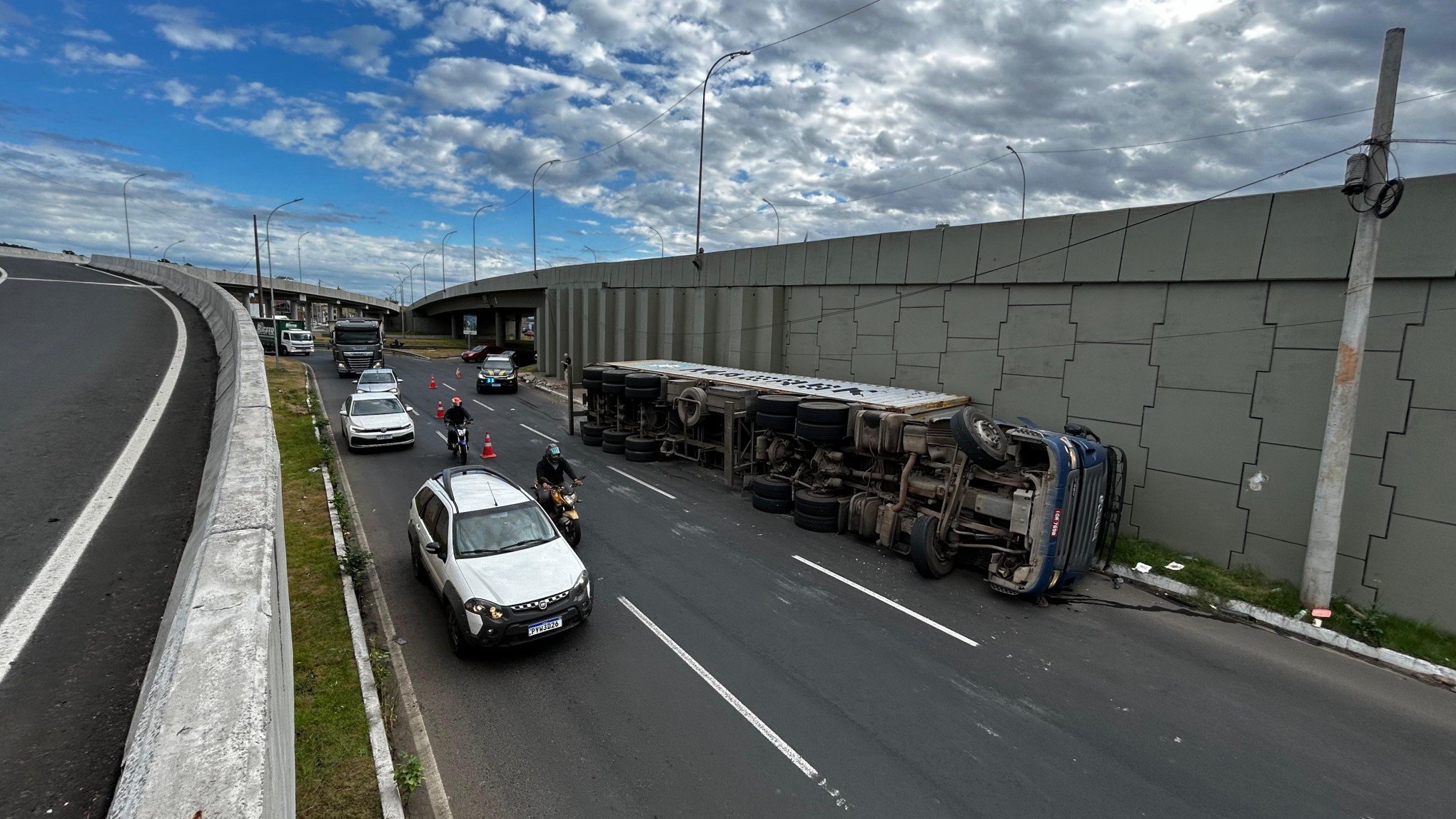 BR-116: Carreta tomba na rodovia e deixa motorista ferido nesta sexta-feira