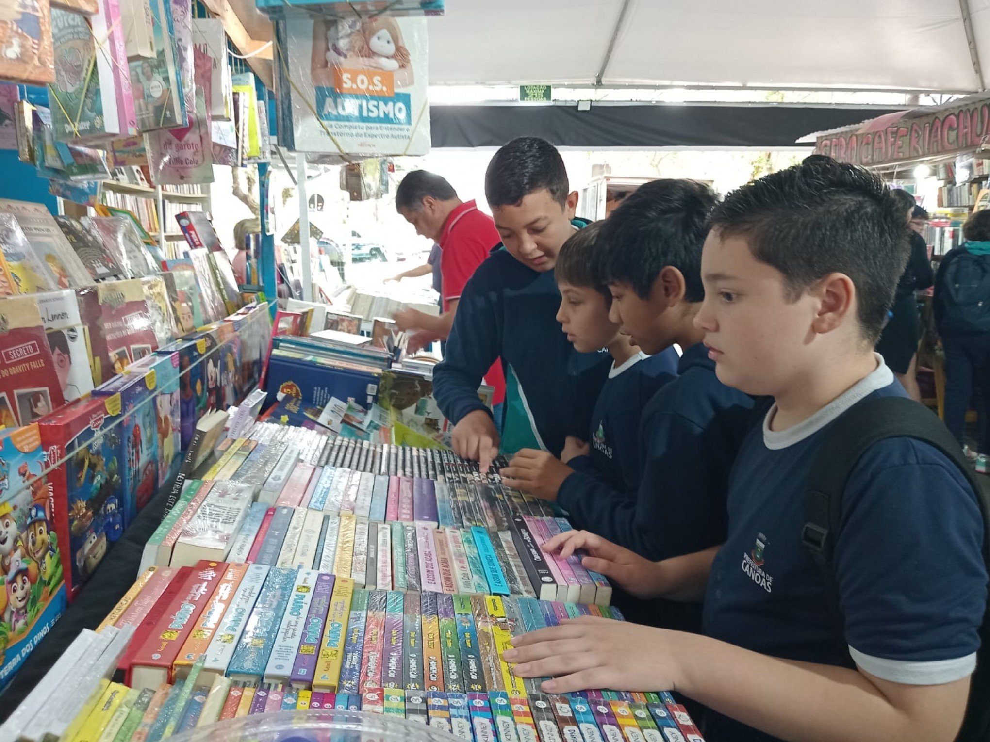 Com a presença de uma centena de estudantes, começa a 39ª Feira do Livro de Canoas