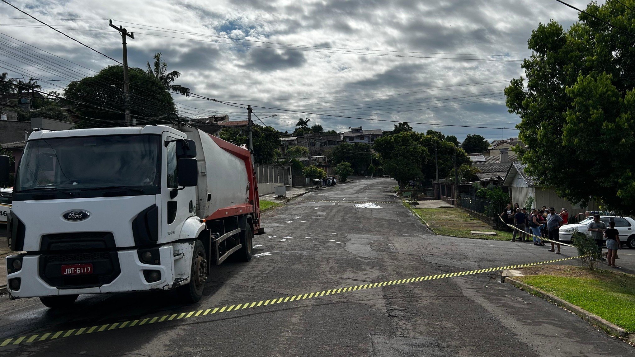 Mulher morre atropelada por caminhão de coleta de lixo