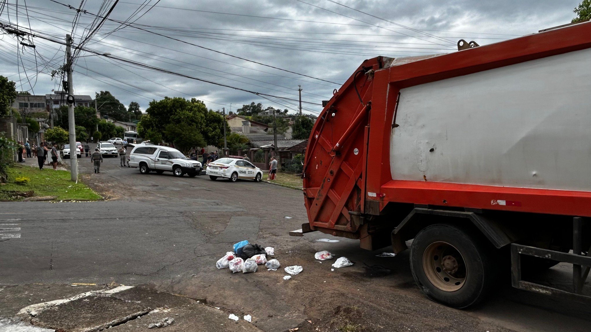 Morte de mulher atropelada por caminhão da coleta de lixo foi a poucos metros de casa e do trabalho