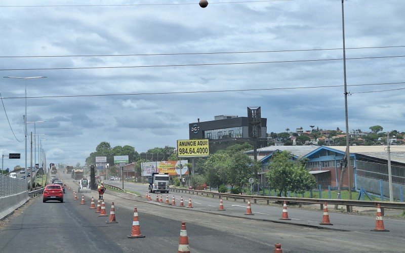 Recapeamento de asfalto na BR-116, próximo ao viaduto do bairro Rincão | abc+