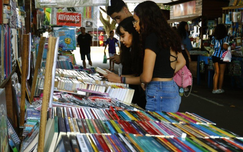 Programação da 39ª Feira do Livro de Canoas segue nesta sexta-feira (29) com teatro, música e sessão de autógrafos 