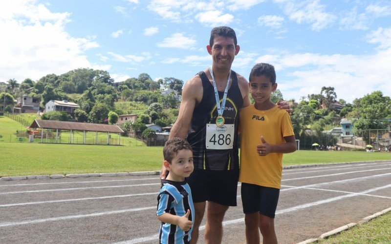 Antônio Kraermer e o filho Djeison competiram juntos em categorias diferentes e família prepara o caçula Darlan para competir  | abc+