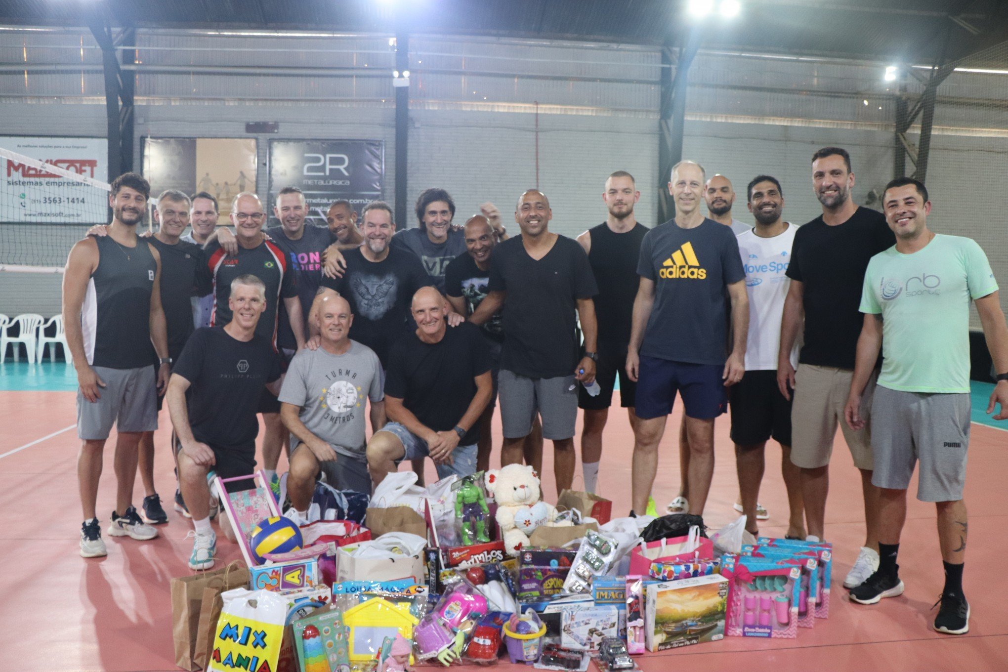 Ídolos do vôlei participam do Natal Solidário Dresch