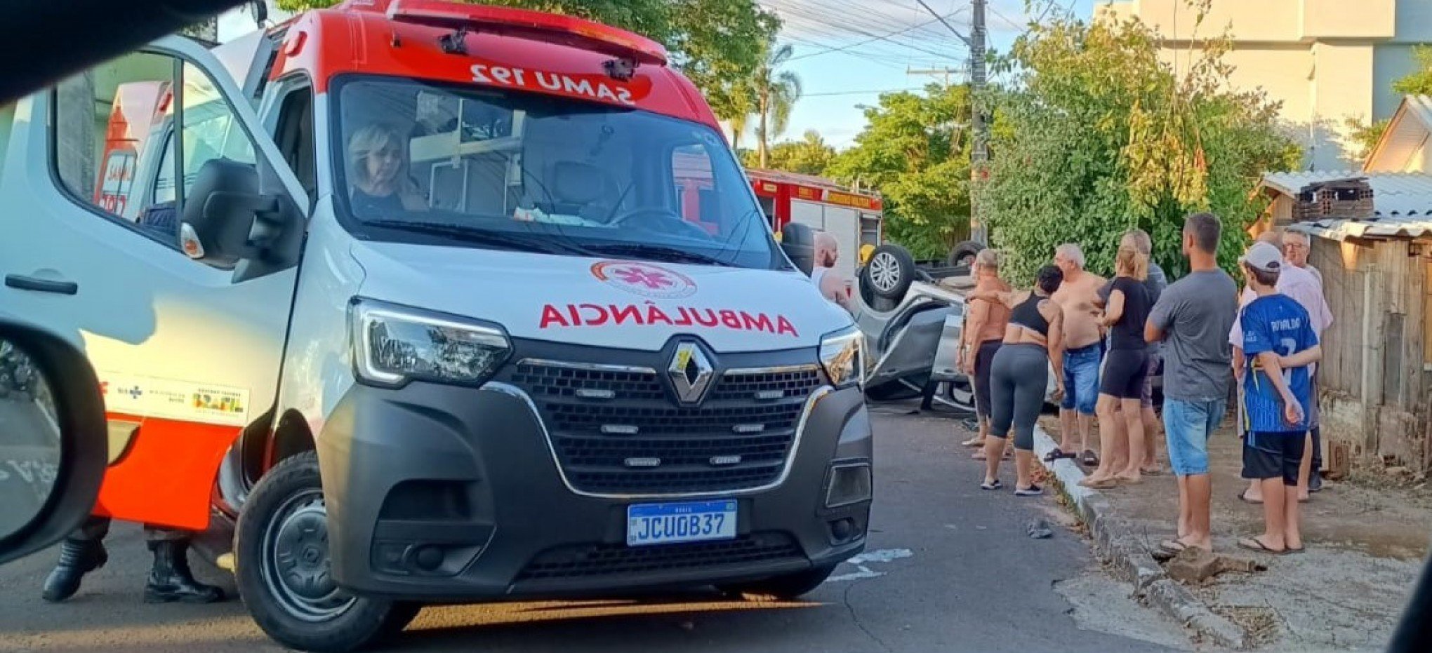 ACIDENTE DE TRÂNSITO: Carro de aplicativo capota no bairro Jardim Mauá, em Novo Hamburgo