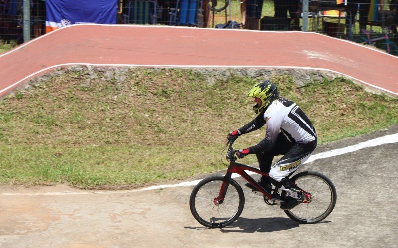 Campeão mundial de BMX, Hugo Almo Krindges, é o atleta mais velho a competir no Gaúcho de Bicicross; ele pode estar abandonando as pistas