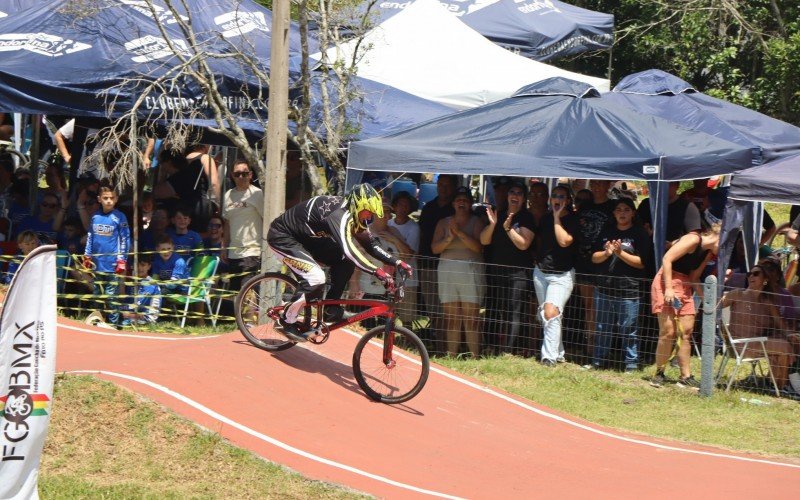 Campeão mundial de BMX, Hugo Almo Krindges, é o atleta mais velho a competir no Gaúcho de Bicicross; ele pode estar abandonando as pistas