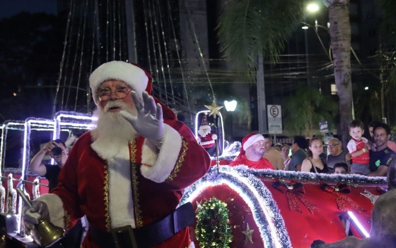 Papai Noel chegou no trenó, encantando crianças e adultos