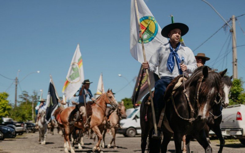 Mobilização de dezenas de cavalarianos ocorreu na manhã deste domingo (24)