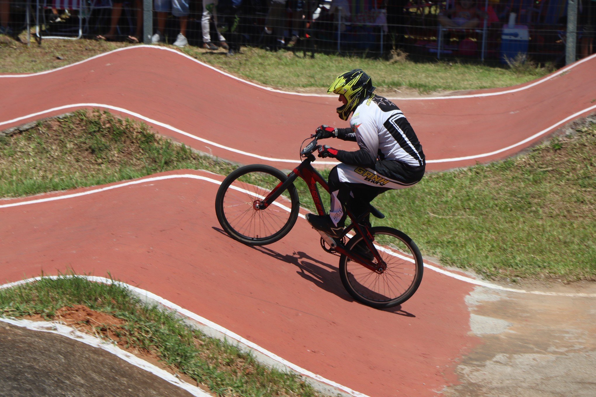 Um veterano campeão mundial de bicicross se despede das pistas