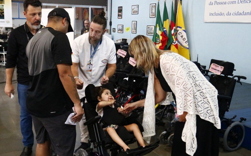 Crianças recebem 23 cadeiras da ONG One By One em ação realizada na Acadef, em Canoas, nesta segunda-feira (25)