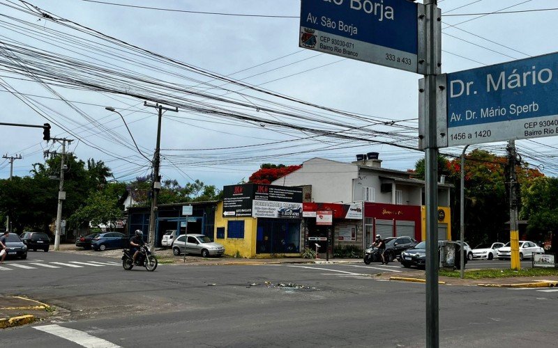 Vítima, de 31 anos trabalhava como porteiro; colisão aconteceu na madrugada desta segunda-feira (25), no cruzamento das avenidas São Borja e Doutor Mário Sperb  