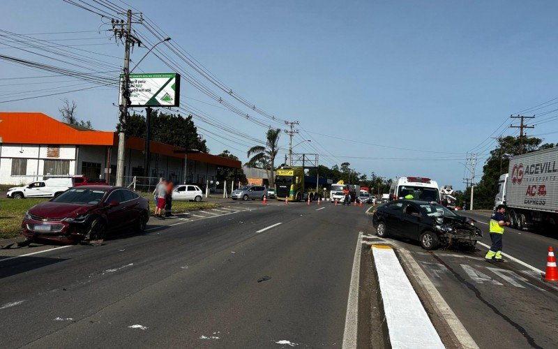 RS-240: Táxi rodopia na pista após colisão em retorno e deixa motorista ferido | abc+