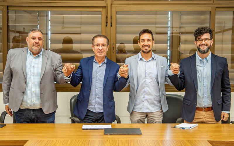 A futura gestão de Airton Souza e Rodrigo Busato (ambos no centro), anunciaram Daniel Leite (à esquerda) e Édson Gandolfi (à direita) para compor o governo