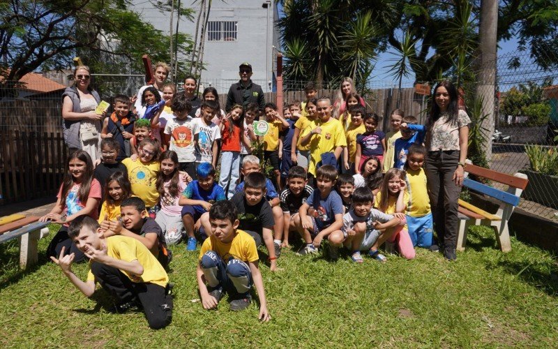 Os alunos do 3.º Ano da Escola Municipal de Educação Básica (Emeb) Imperatriz Leopoldina, em Novo Hamburgo, acompanharam a ação do plantio | abc+