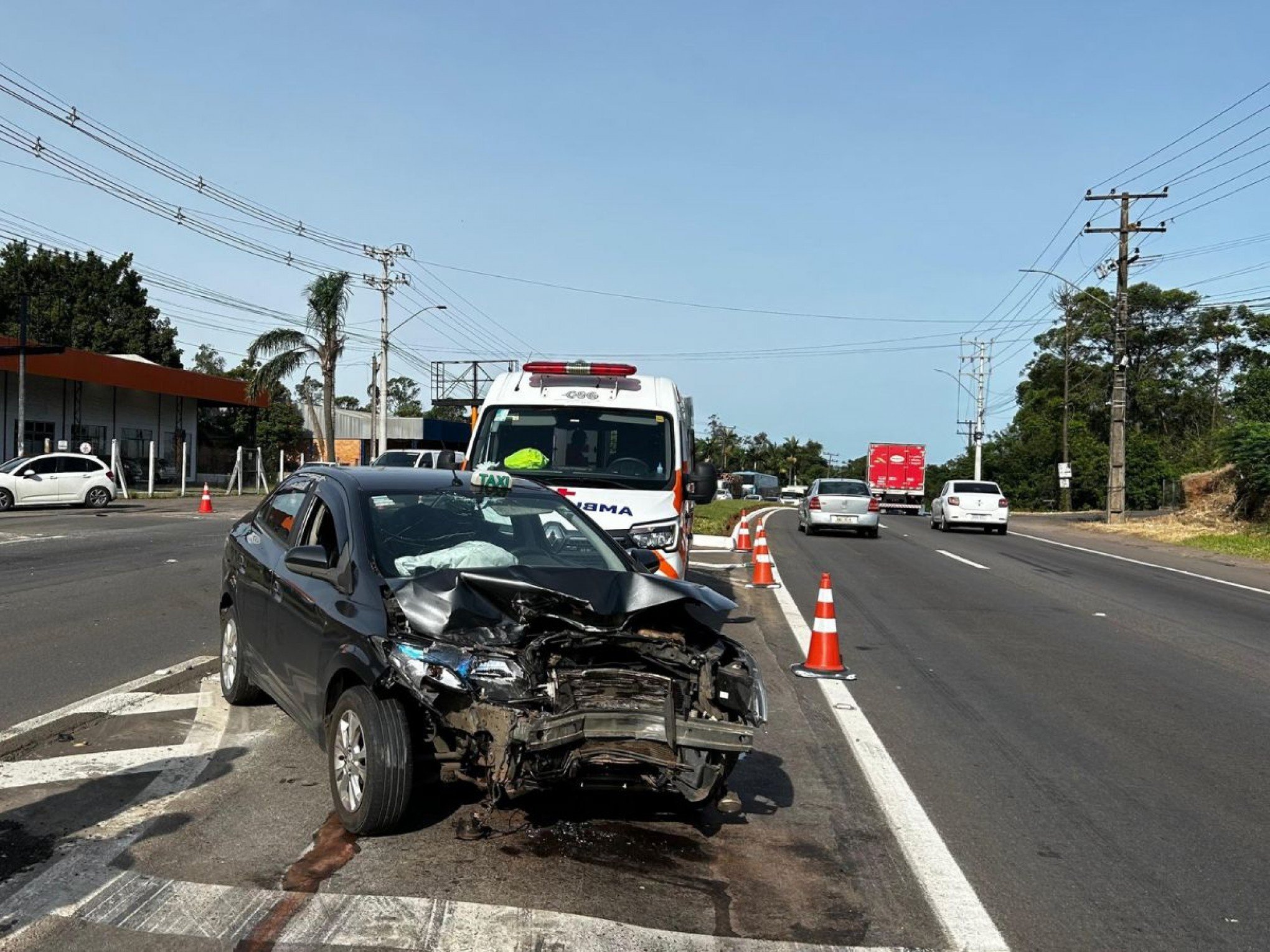 RS-240: Táxi rodopia na pista após colisão em retorno e deixa motorista ferido