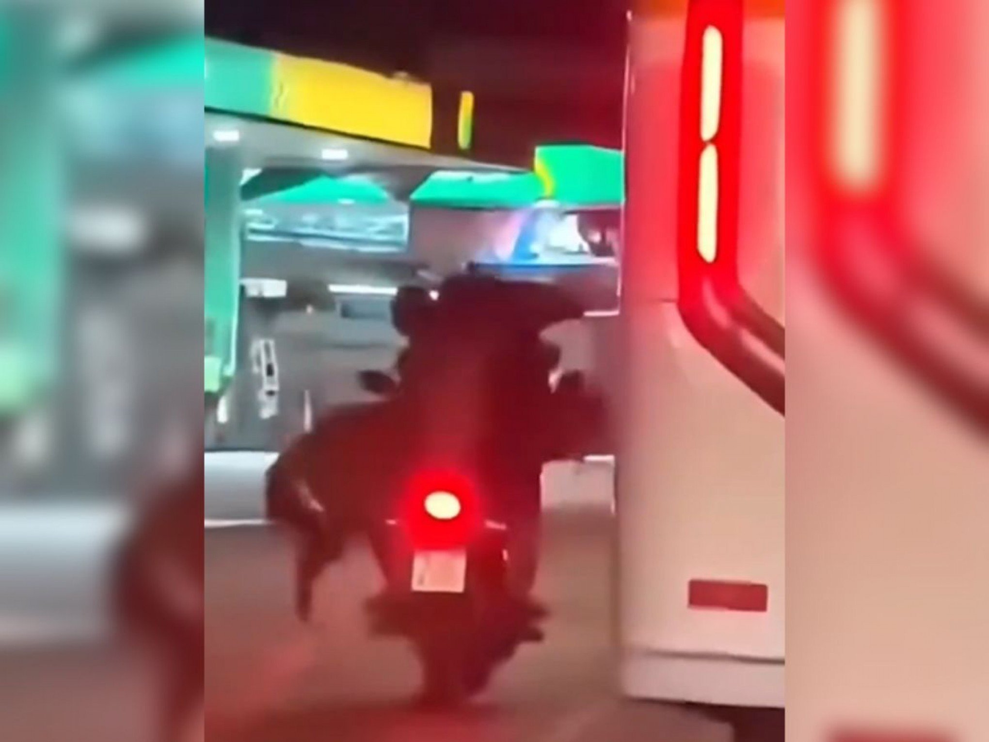 VÍDEO: Dupla é flagrada enquanto usa moto para carregar cavalo