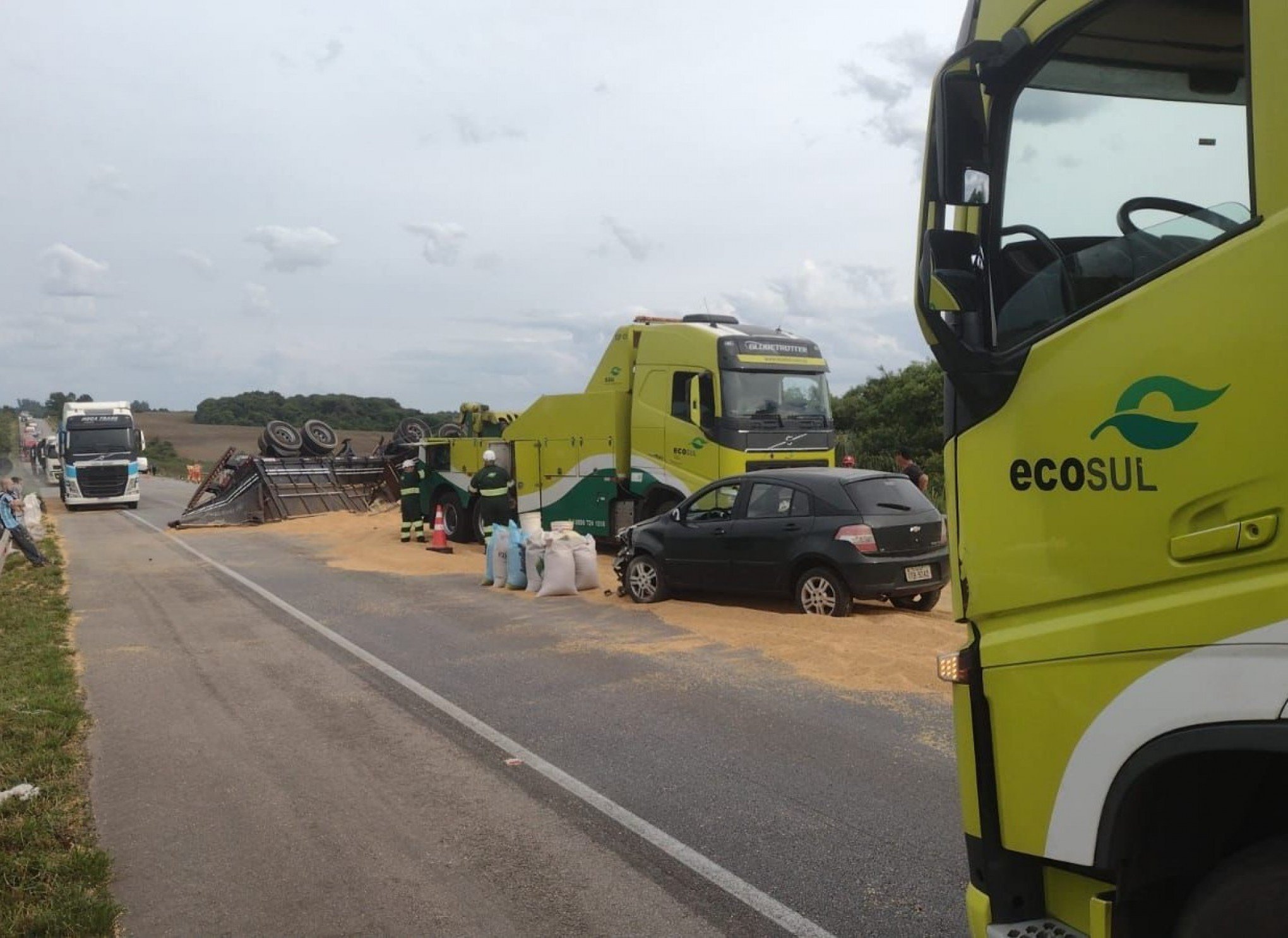 TRÂNSITO: Acidente envolvendo caminhão carregado de soja deixa uma pessoa morta no interior do RS