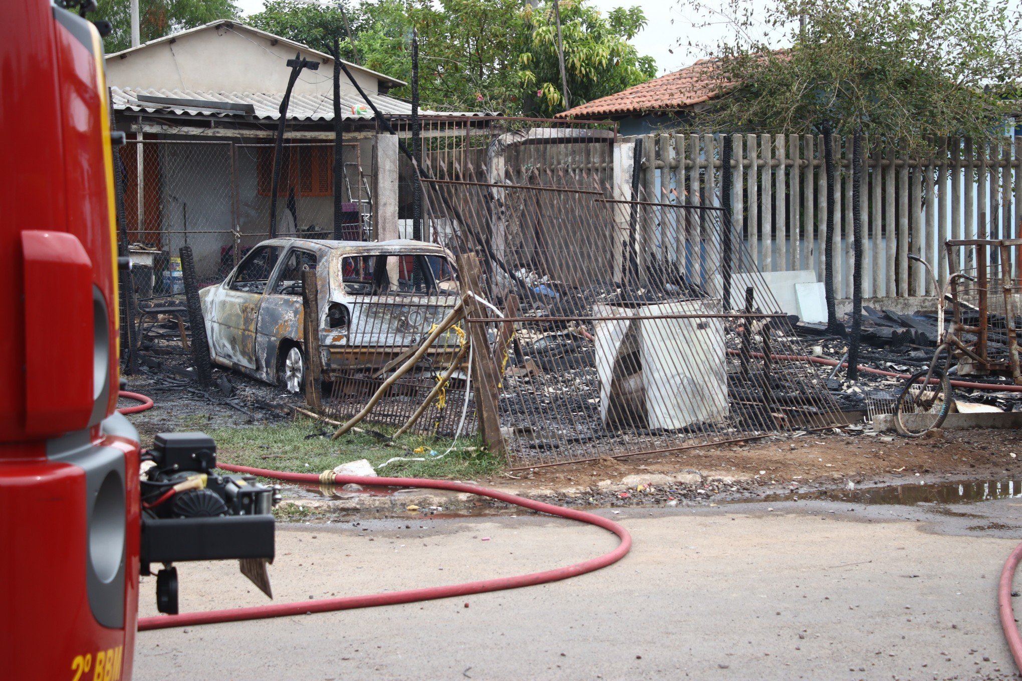 VÍDEO: Veja mobilização de moradores para apagar incêndio em Novo Hamburgo