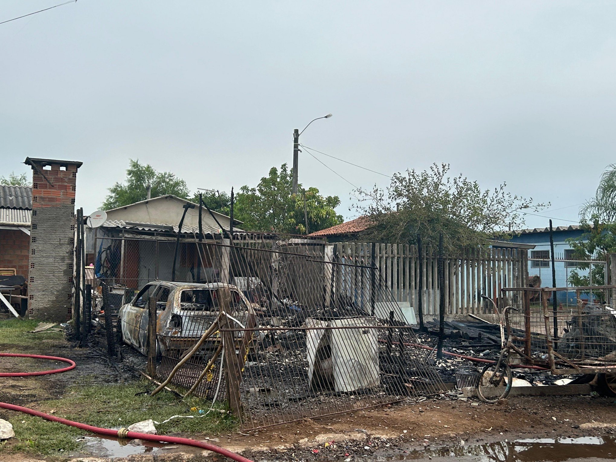 Incêndio destrói casa e chão fica energizado devido ao rompimento da rede elétrica em Novo Hamburgo