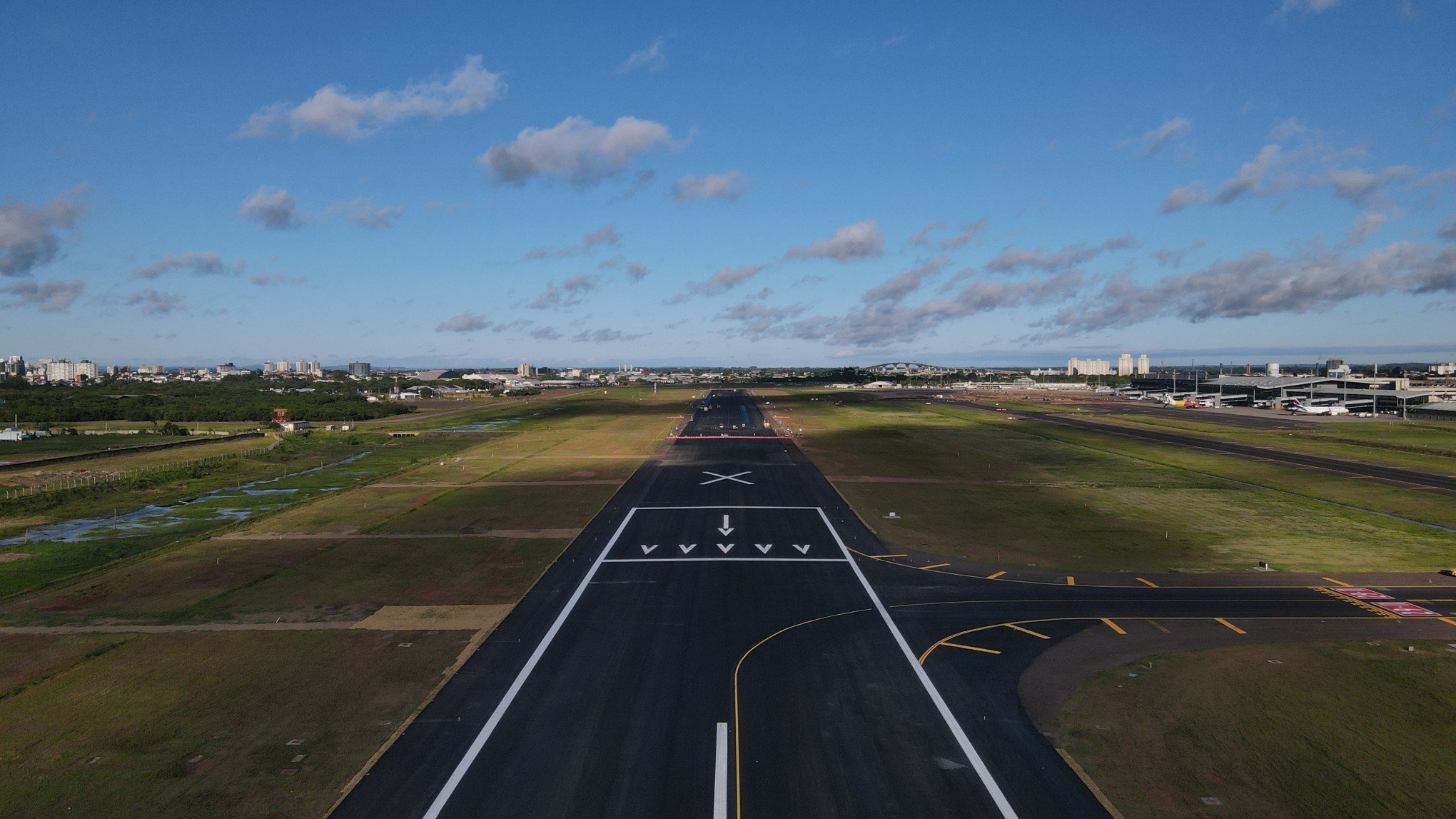 VÍDEO: Fraport mostra evolução da obra na pista do Aeroporto de Porto Alegre para receber voos internacionais