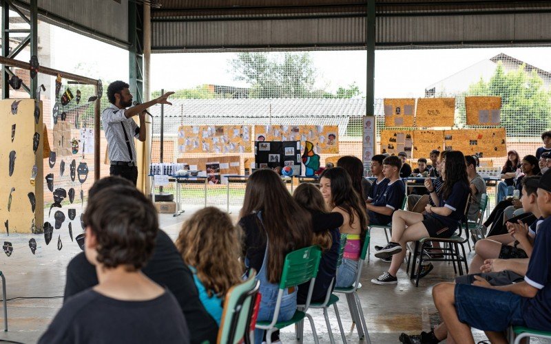Alunos expõem pinturas e participam de palestras nesta terça-feira (26)