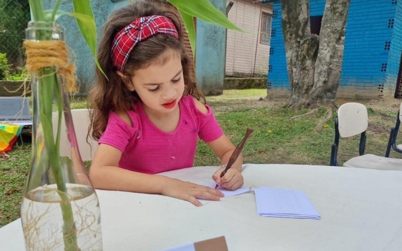 Concentração para o momento especial de autografar o livro  | abc+