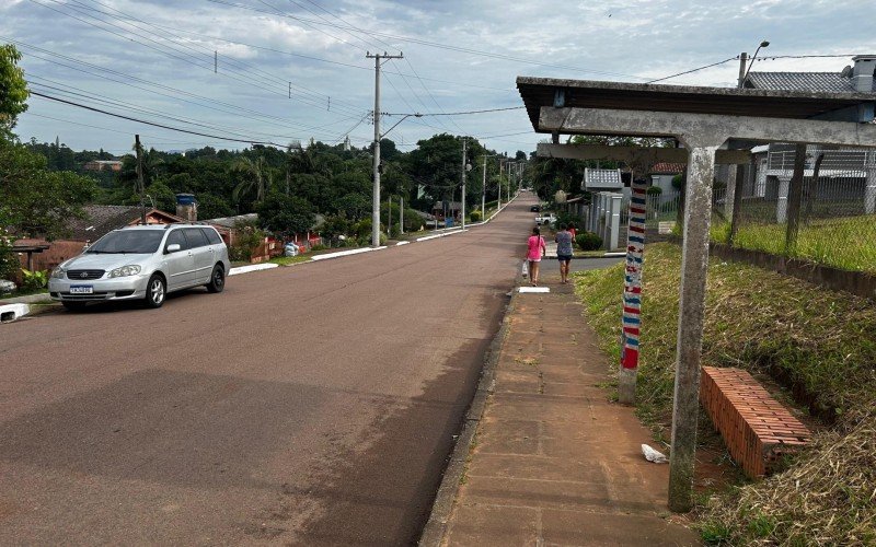 Com atrasos e eventuais faltas, usuários precisam caminhar até a Rua João Aloysio Algayer para conseguir pegar um ônibus | abc+
