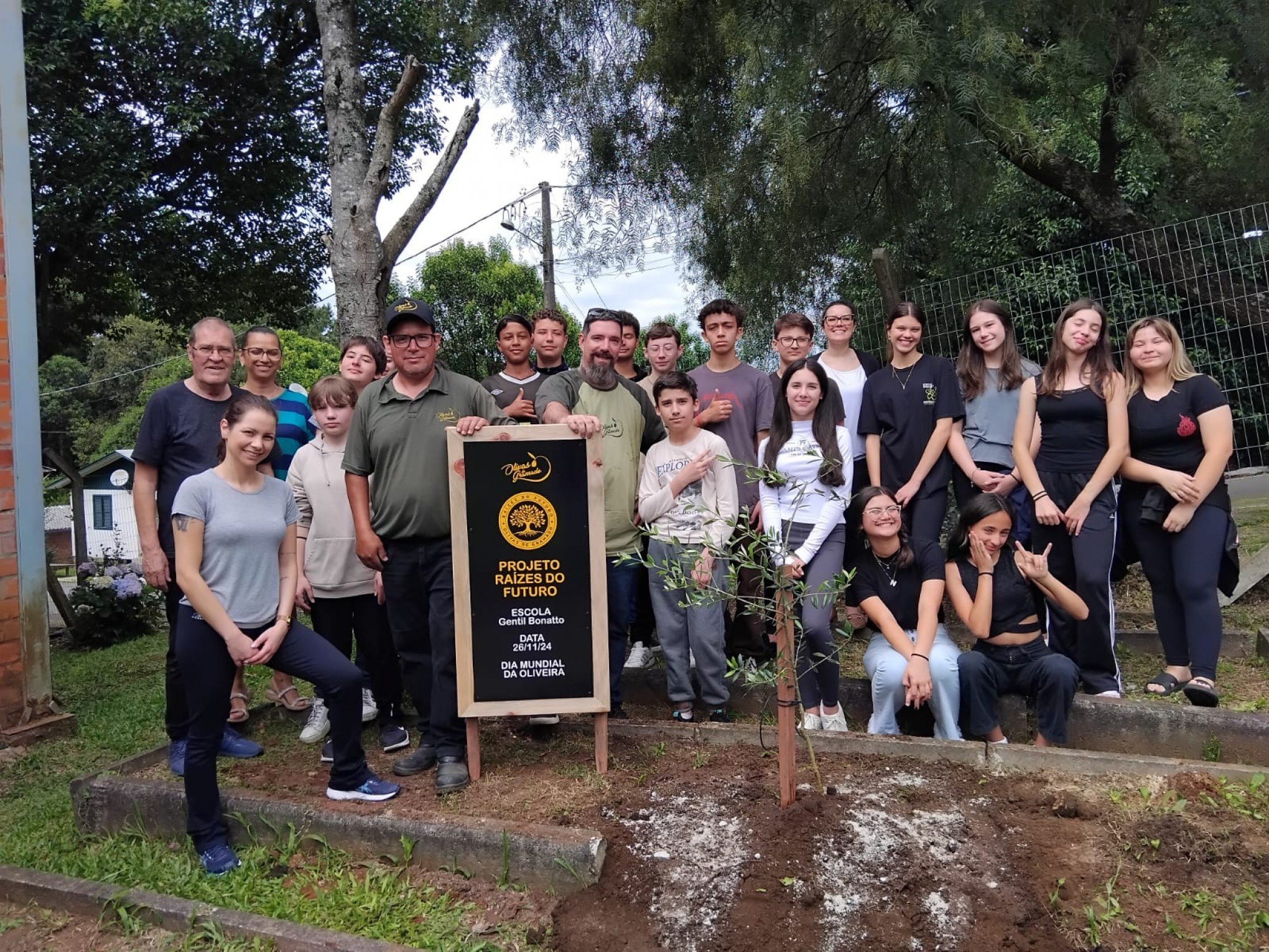 Dia Mundial da Oliveira é comemorado em Gramado com plantação de mudas em escola