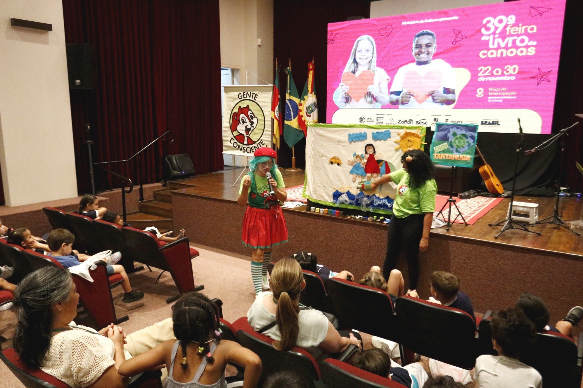 Contação de história ensina crianças sobre educação ambiental na 39ª Feira do Livro de Canoas