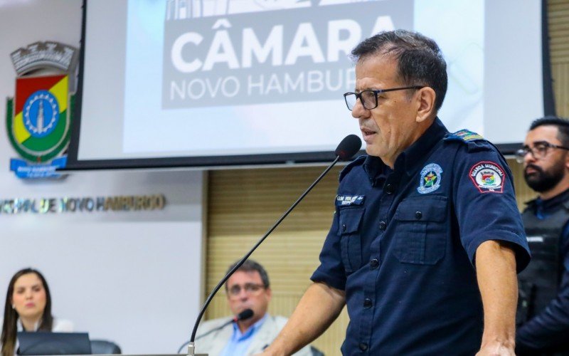 Durante a cerimônia, o guarda municipal Souza, de 54 anos, um dos sobreviventes do ataque, discursou em nome dos homenageados | abc+