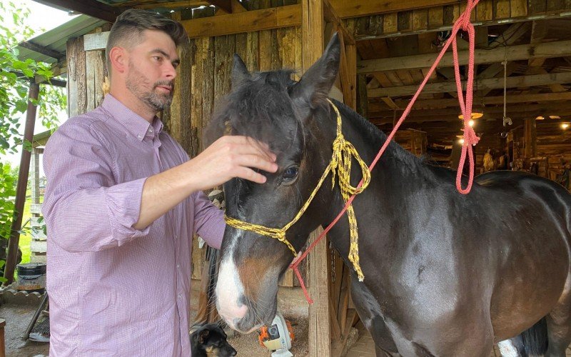 Secretário do Meio Ambiente, Leandro Pereira, com os cavalos para adoção