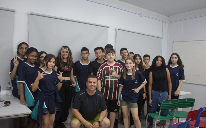 Alunos da Emef Ministro Rubem Carlos Ludwig participaram da palestra do professor Vítor Ferreira sobre racismo no esporte