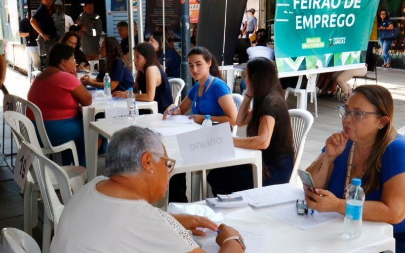 Houve movimentação no Calçadão de Canoas desde o início da manhã desta quarta-feira (27) devido ao Super Feirão de Emprego