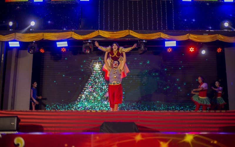 Espetáculo A Magia do Natal do grupo Cia Palco Sobre Lona