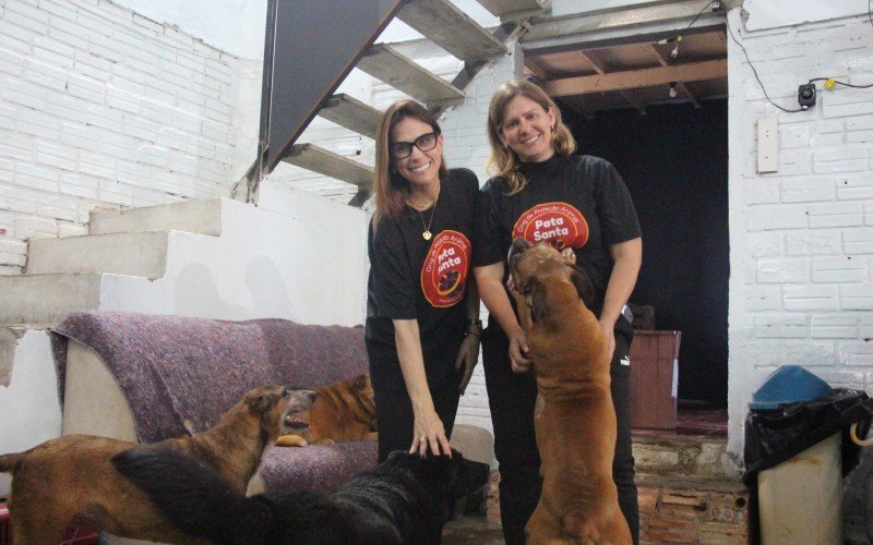 Ingrid (E) e Ana Paula (D) com os animais do abrigo | abc+