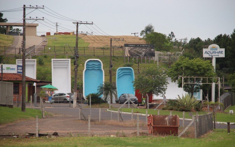 Quem passa pela RS-239 já se depara com diversas piscinas em exposição