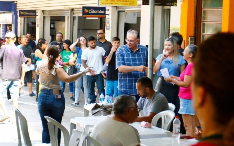 O prefeito Jairo Jorge esteve no Super Feirão conversando com os candidatos na manhã desta quarta-feira (27)