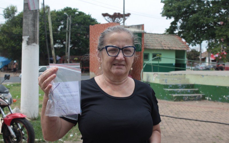 A cuidadora de idosos Sandra Bernardes já saiu do atendimento com o óculos novo em mãos