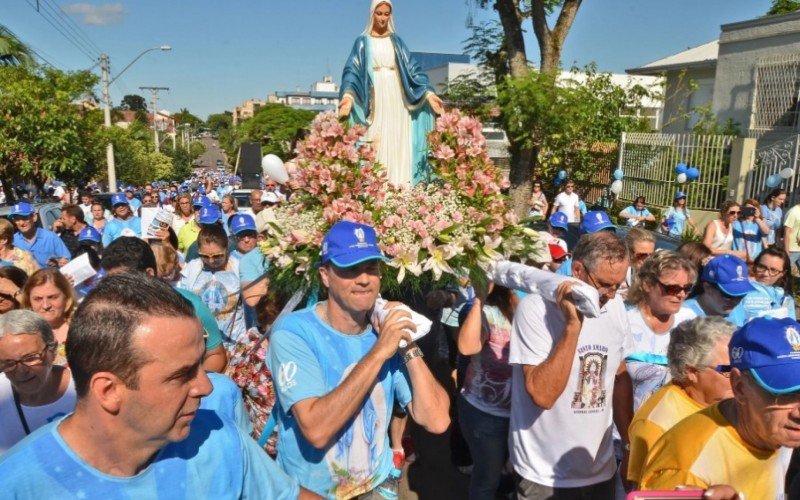 Devotos participam da procissão pelas ruas da cidade