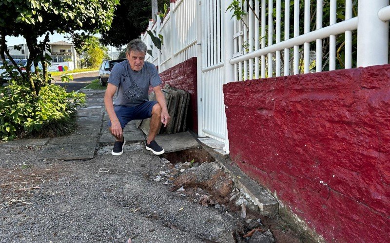 Queda aconteceu em calçada que há cinco meses foi destruída para o conserto de erosão | abc+