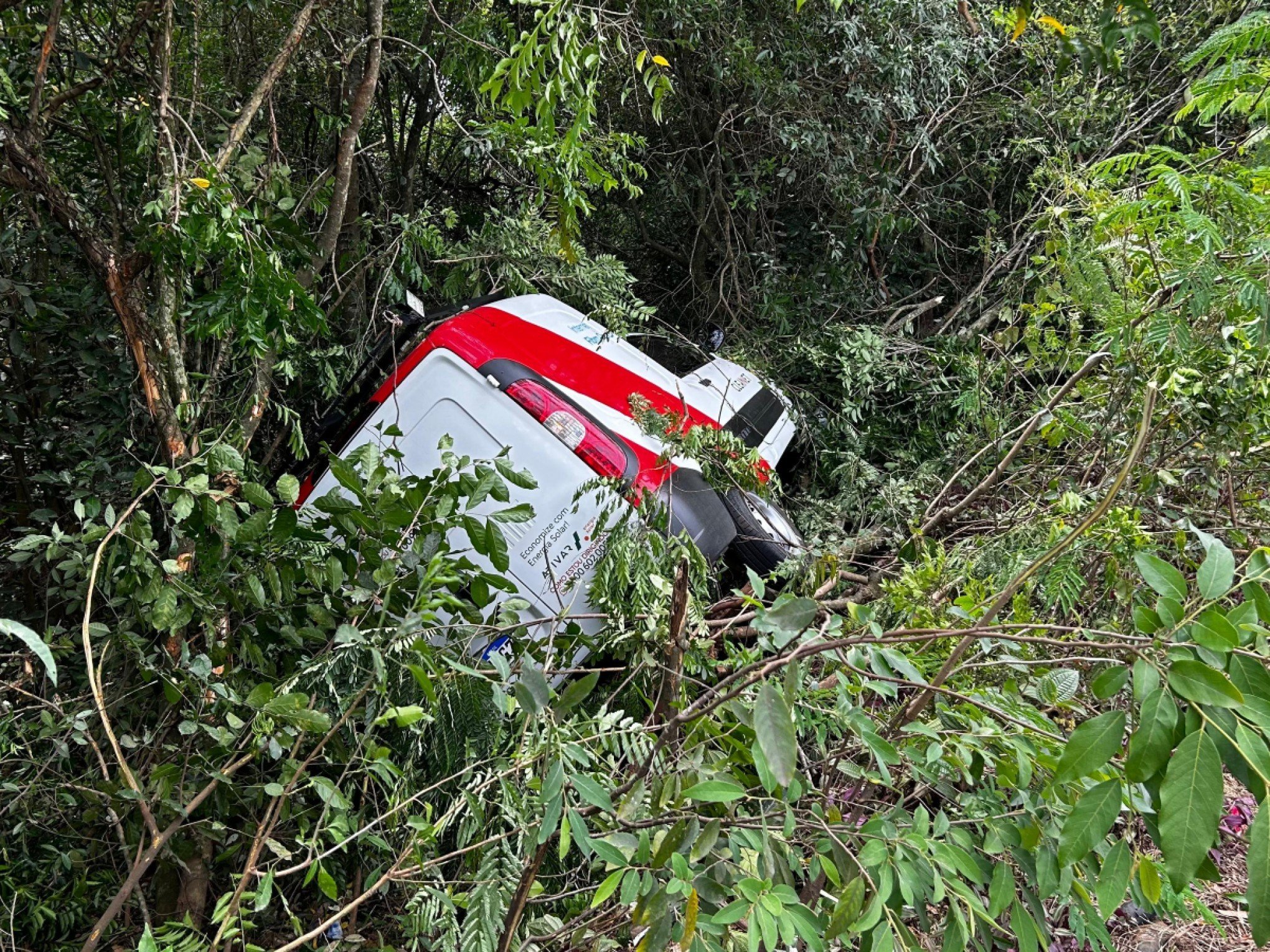 Carro cai em barranco após atravessar pista contrária de estrada em Novo Hamburgo