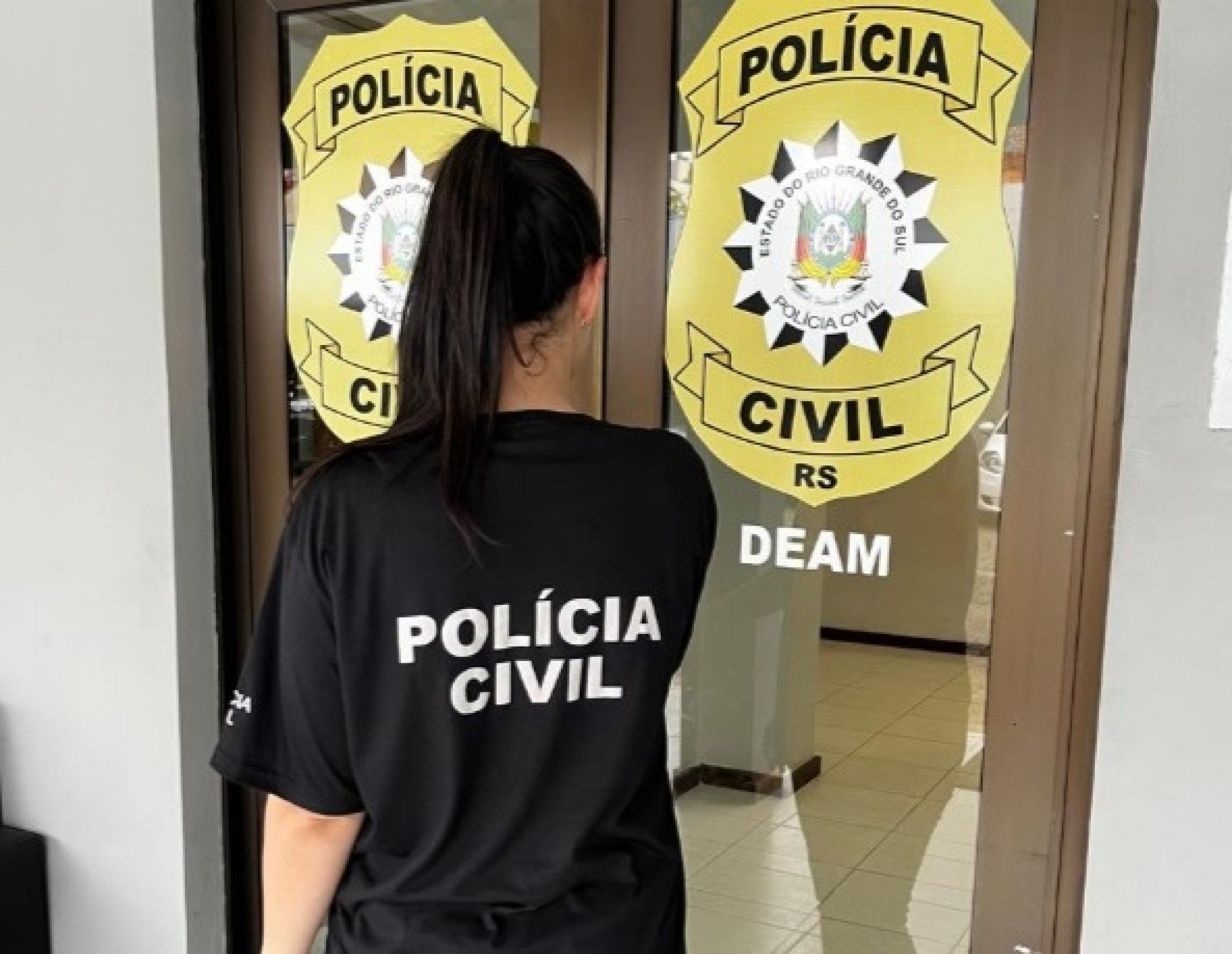 Menina é esfaqueada após negar pedido de namoro feito por adolescente de 14 anos