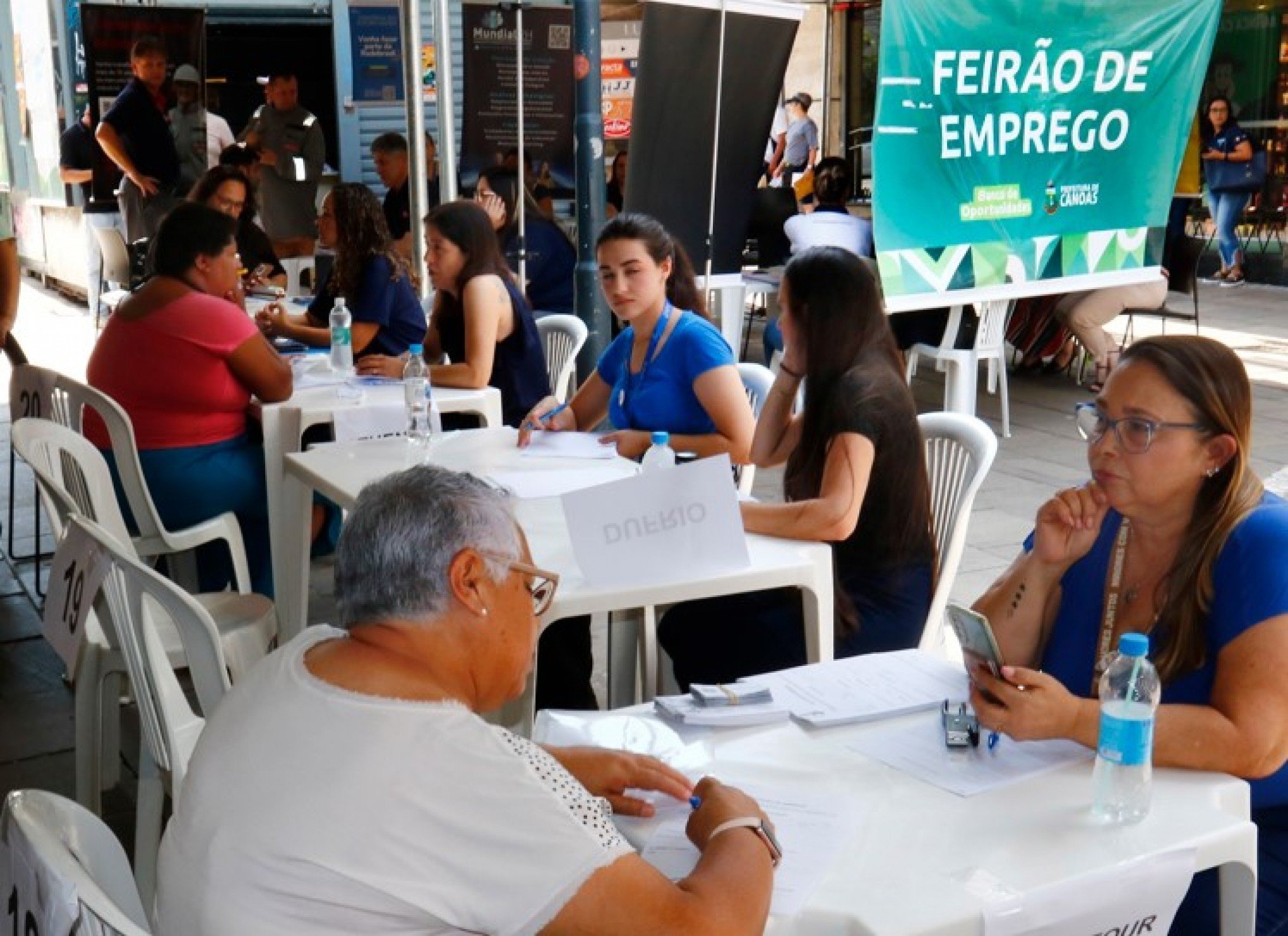 Super Feirão de Emprego atrai centenas de candidatos ao Calçadão de Canoas