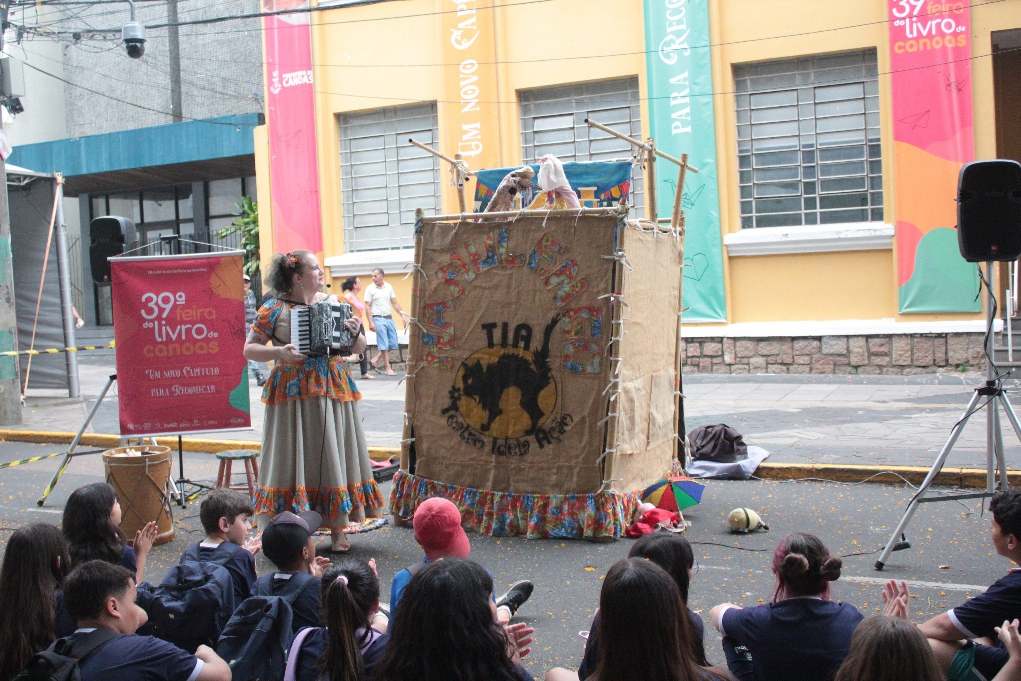 Espetáculo de teatro diverte o público na 39ª Feira do Livro de Canoas