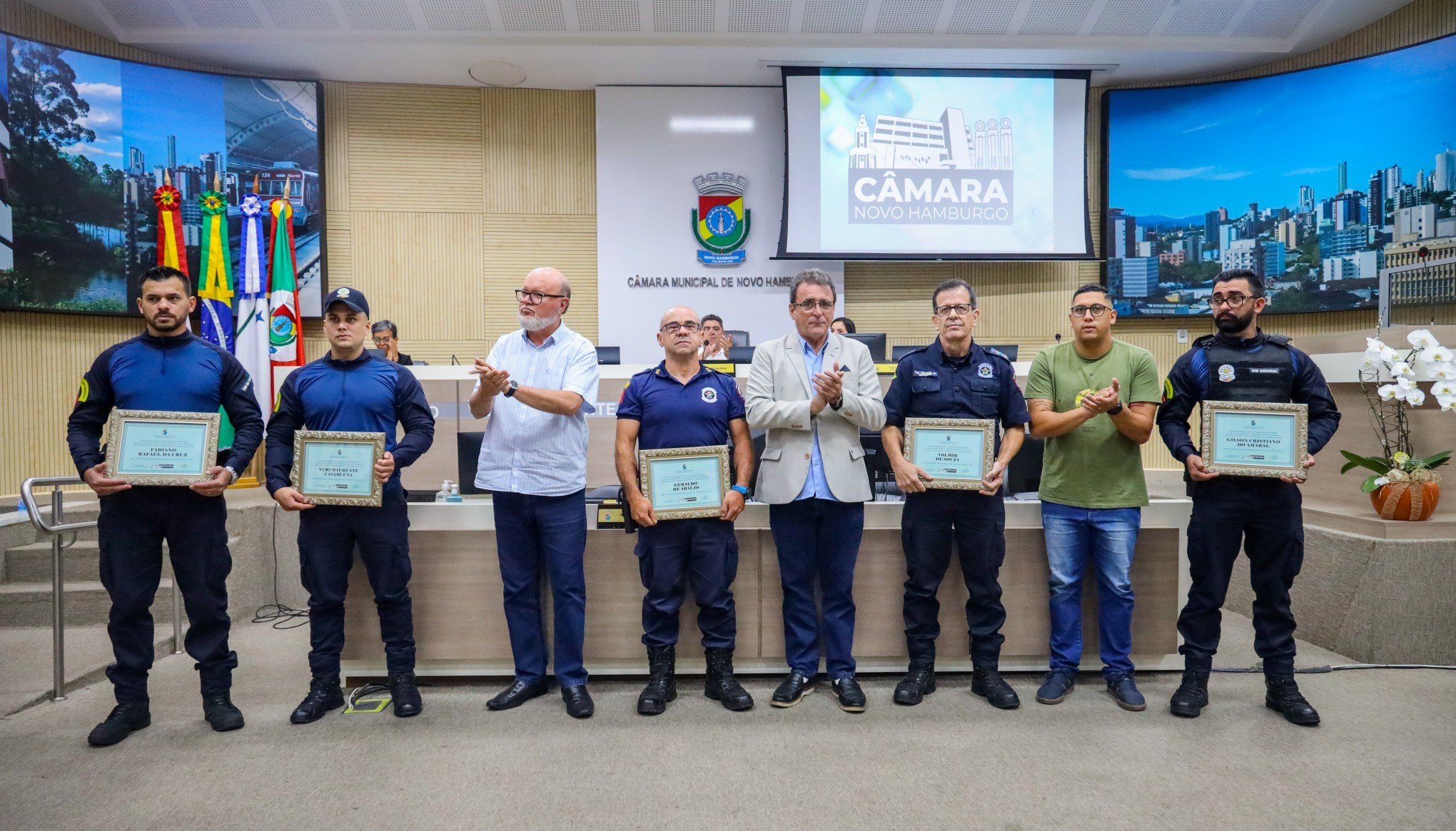 Guardas municipais que entraram em confronto com atirador de Novo Hamburgo recebem homenag