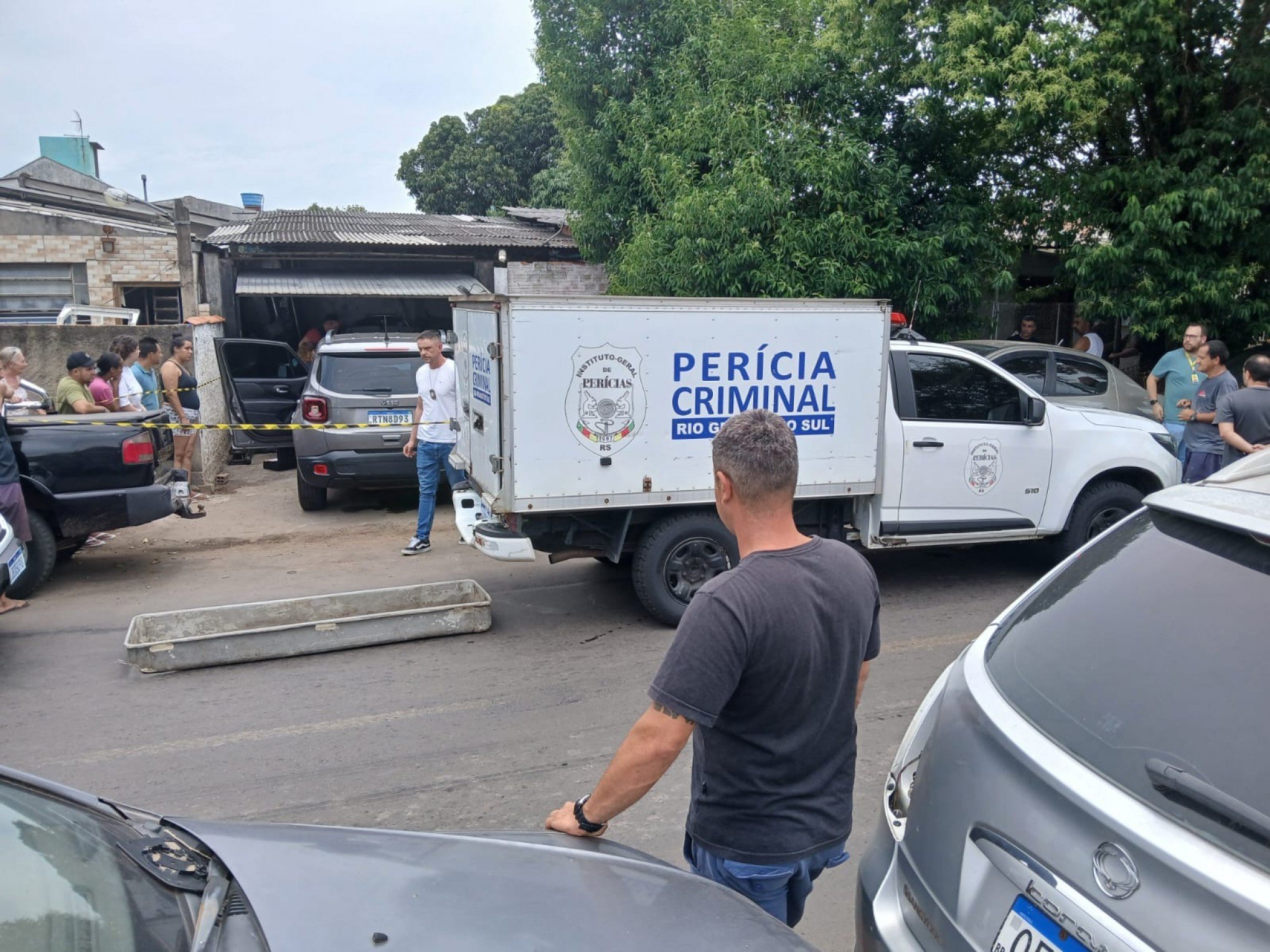 Homem é alvejado com mais de 30 tiros em plena luz do dia em oficina mecânica